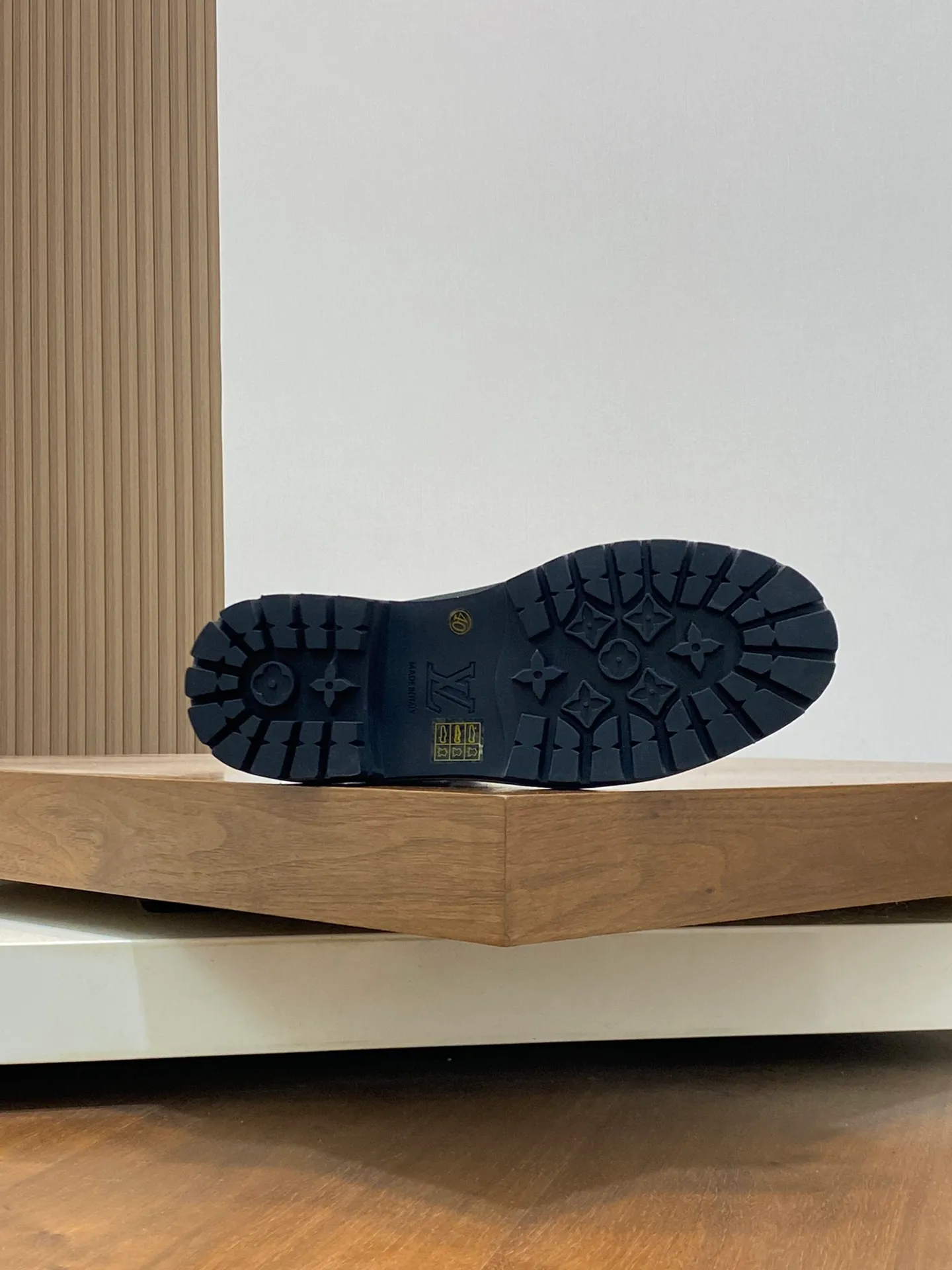 Men's shoes 💰💰760 Loui* Vuitto* x Timberlan* co-branded presbyopic rhubarb boots, ankle boots, short boots, LV x Timberland ankle boots are made of Monogram embossed waterproof nubuck cow leather, relying on the brand's exquisite craftsmanship to carefully reshape the classic Timberland 6-inch boot shape in Italy, making an eye-catching appearance in American workwear style. Created by Pharrell Williams 2025 autumn and winter menswear show. The Monogram embossed tongue, original Timberland laces and outsole are exquisite details, the leather label expresses the cooperation logo, and the delivery counter is exquisitely packaged! ▪️Size: Women's 35-40 (customized in 40) ▪️Size: Men's 39-46 (45/46 customized)
